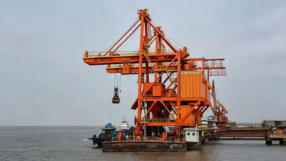 Grab-Type Ship-to-Shore Crane